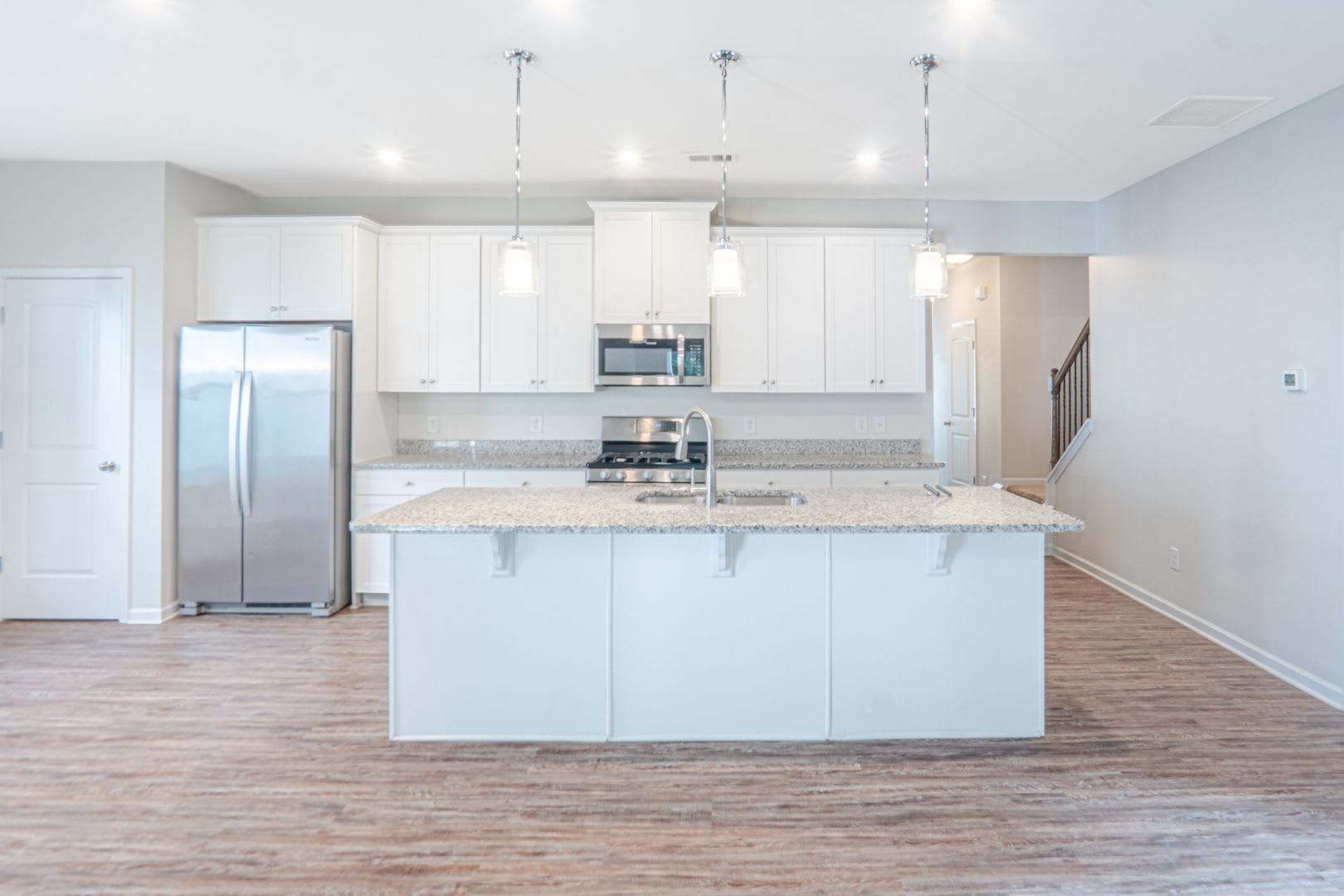 Modern 3BR Home with Spacious Loft, Covered Patio & Private Wooded Backyard – photo 2