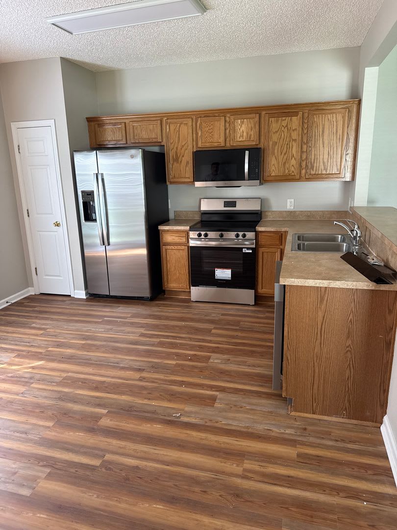 New floors, just painted, and all new appliances!! – photo 2