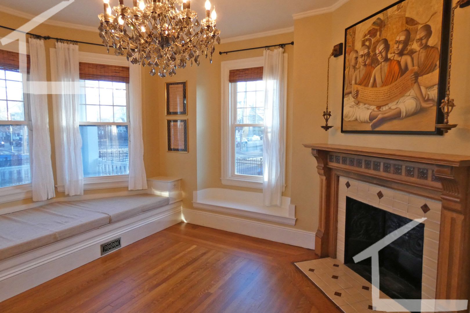 Lovely De Leaded 3 Bed 2 Bath Newton Apartment – photo 1