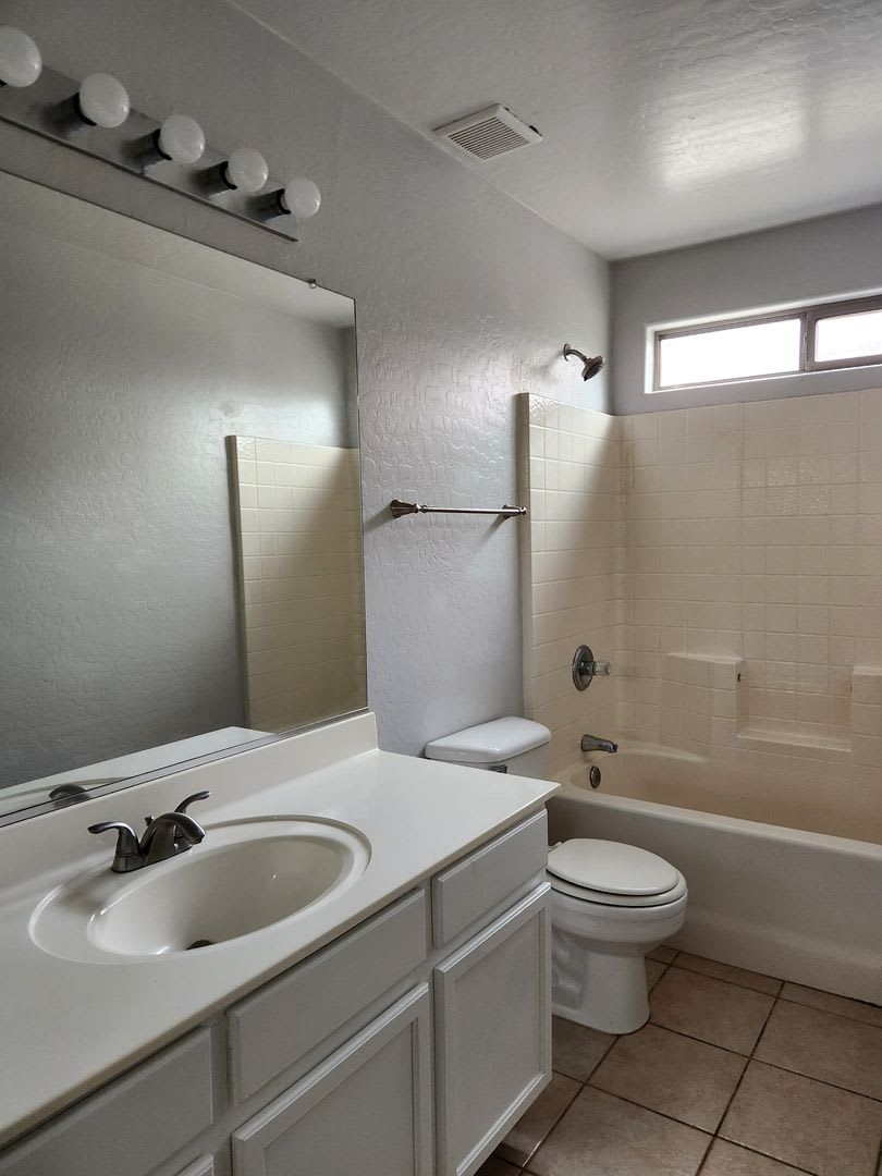 Single Level Avondale Home – photo 3