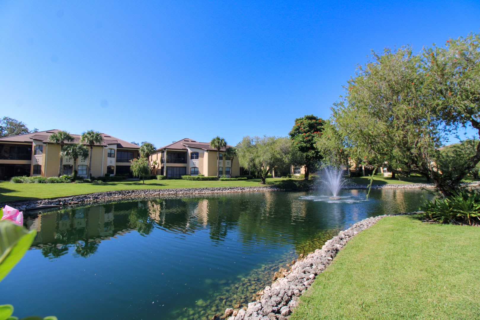 The Vineyards Seasonal 2 Bed Plus A Den 2 Bath 2Nd Floor Coach Home Ready For You Vacation Ready Home – photo 4