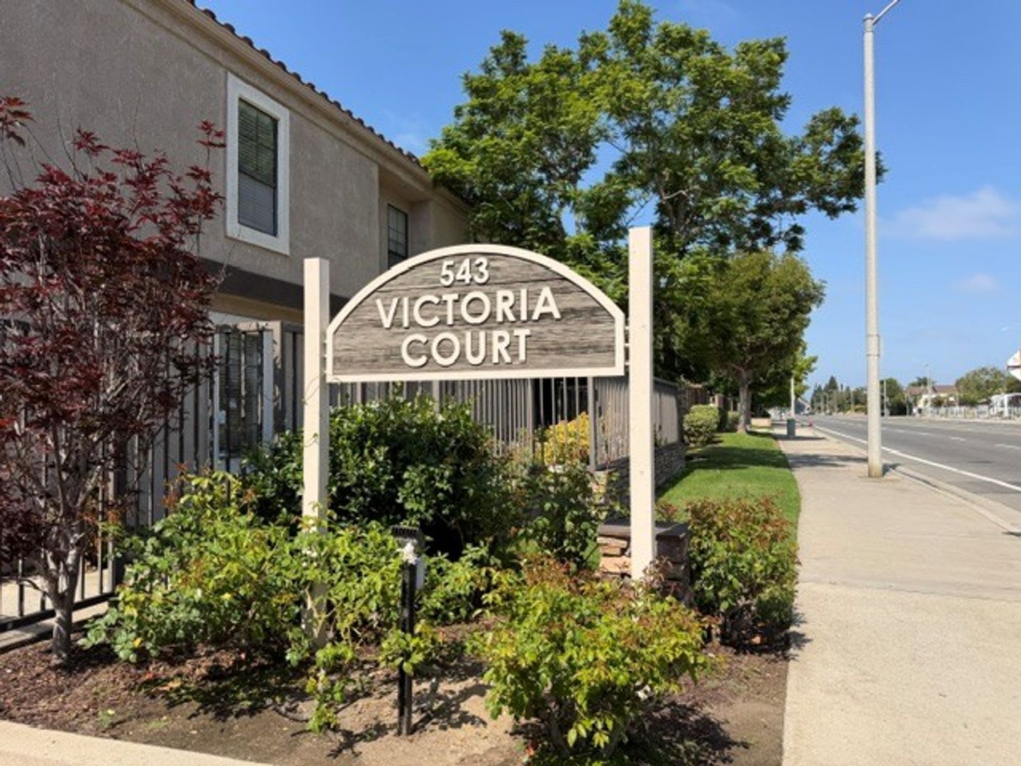 Victoria Court: 3 Bedroom 2.5 Bath Attached Townhouse – photo 1