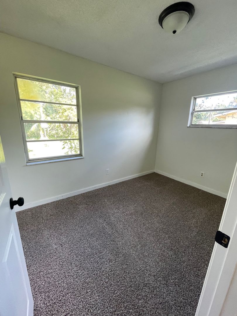 1St Month Free Rent 3 Bed 1 Bath Home Pet Friendly With Large Fenced Yard Washer Dryer Hook Ups Section 8 Welcome – photo 4