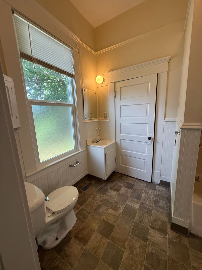2 Bedroom 1 Bathroom Cottage In The Heart Of Bellingham – photo 3