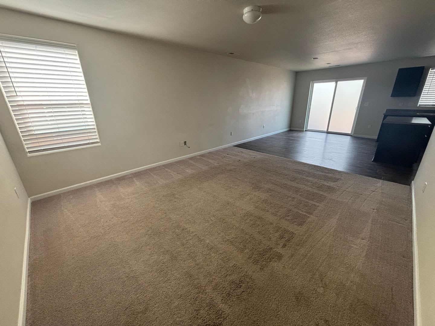 Four Bedrooms! Fenced yard, close to parks and shops, Two car garage – photo 3