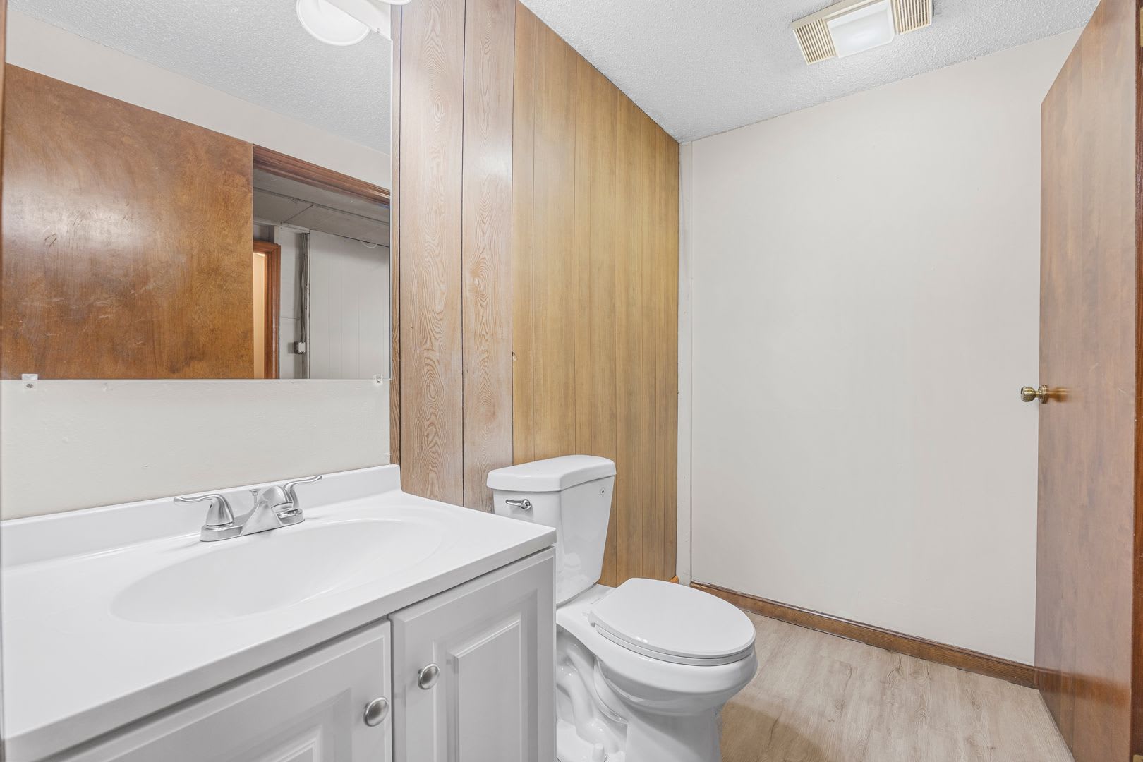Newly updated 3 bedroom 2 bathroom home – photo 4