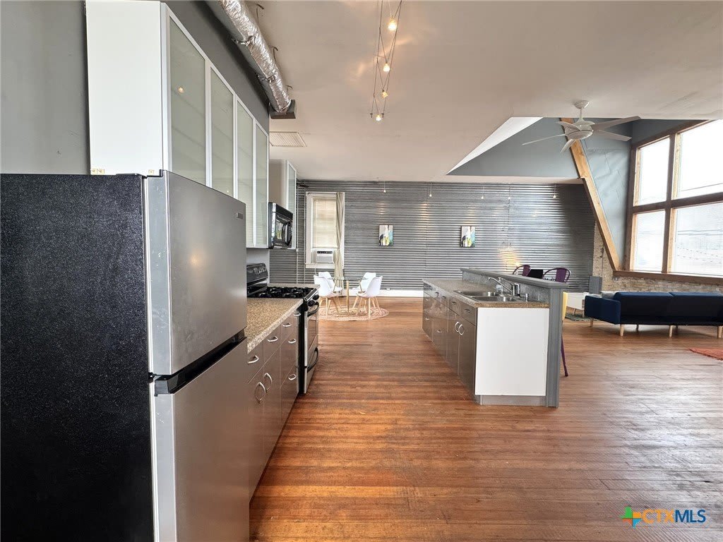 103 W Walnut Street – photo 2