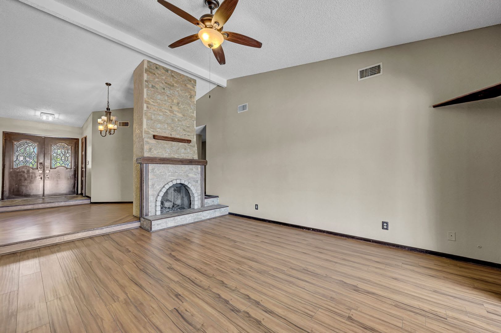 5-bedroom, 4-bathroom single-story home – photo 4