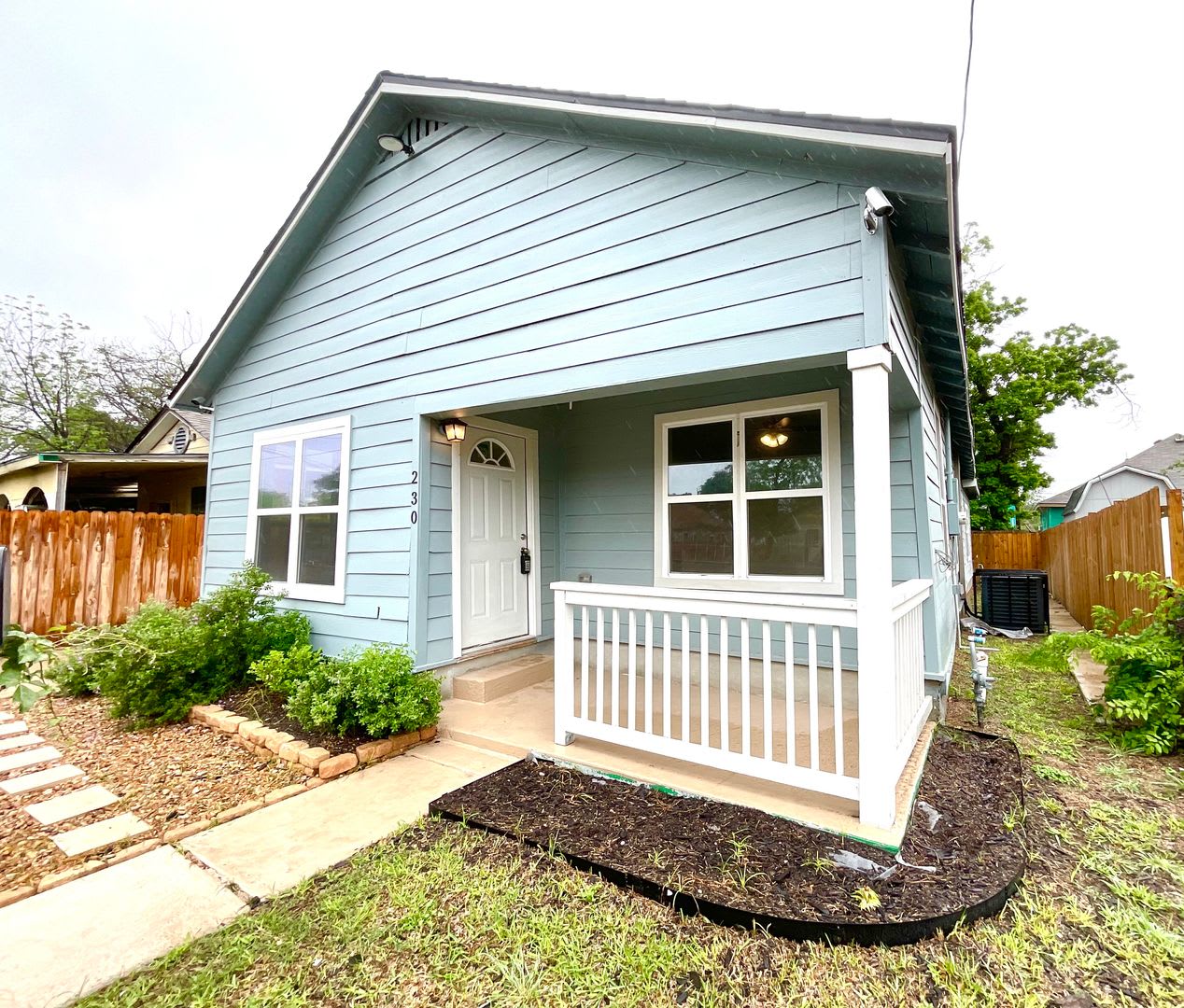 Move In Ready 3Bd 2Ba Laminate Floors Fenced Yard Prime Location Accepts Section 8 – photo 1