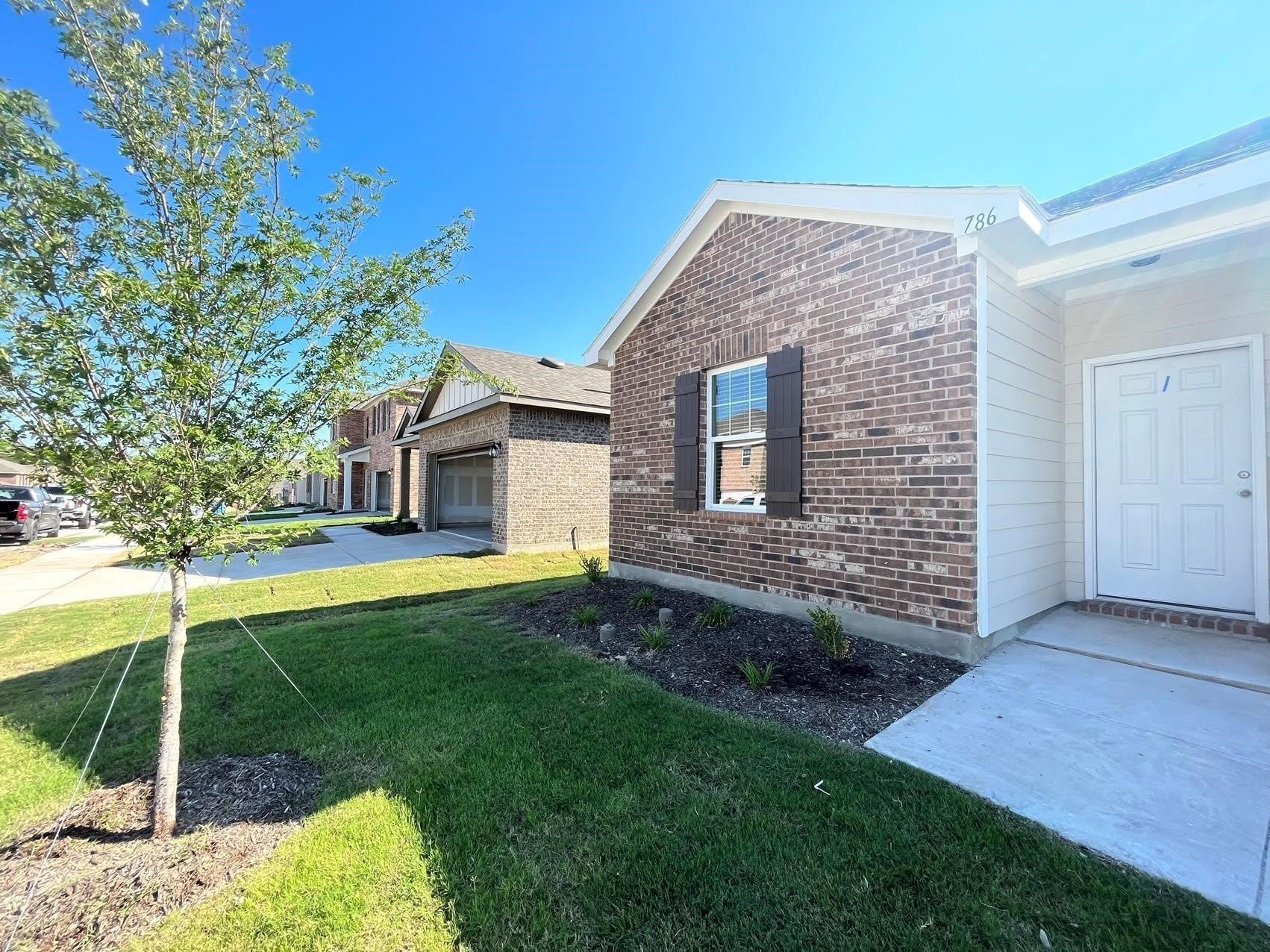786 Yorkshire Drive – photo 2