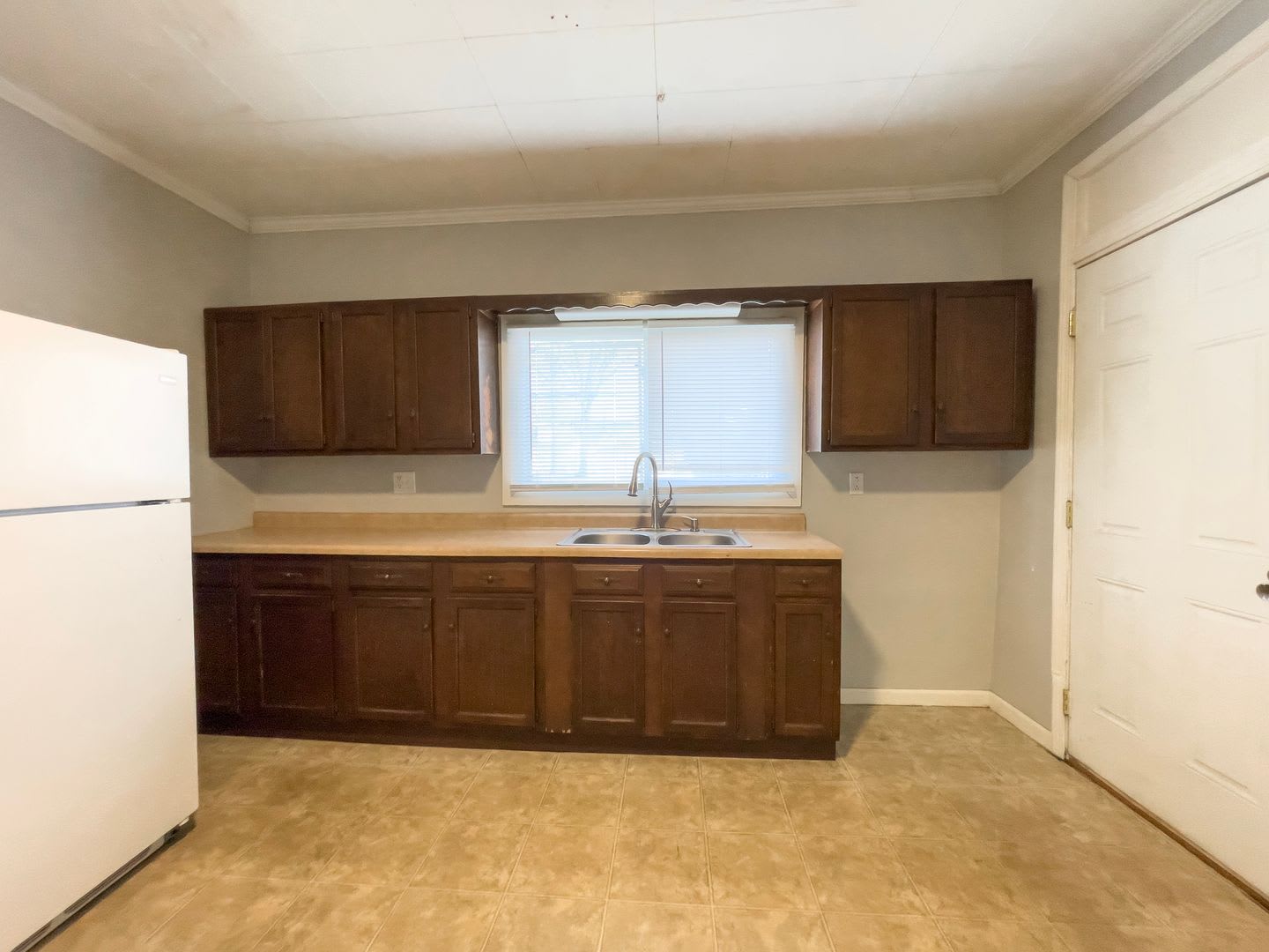 Pet‑Friendly 4BR Walk to Ball State, in unit Washer/dryer and hardwood floors! – photo 2