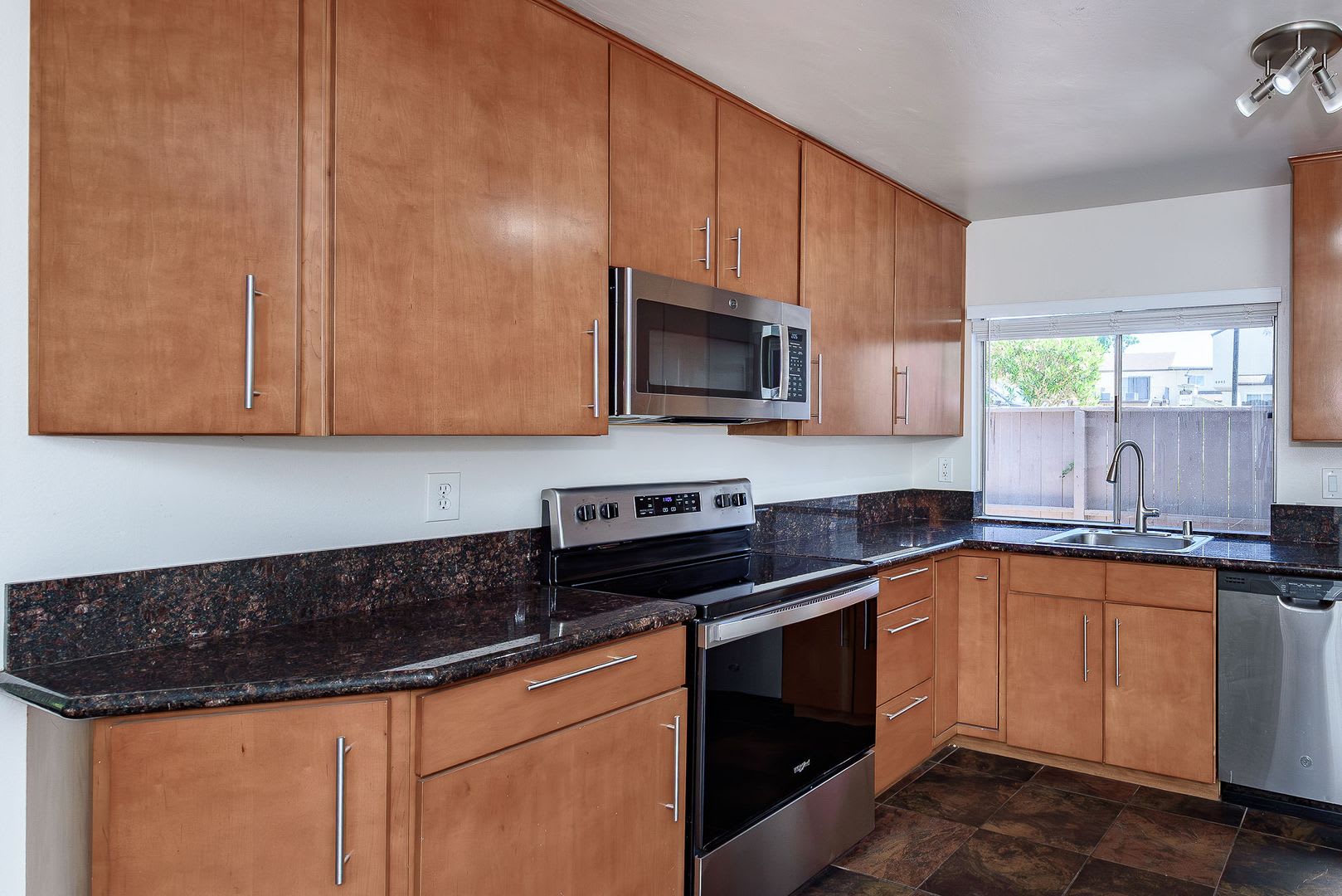 Amazing Quiet University City Condo For Rent – photo 2