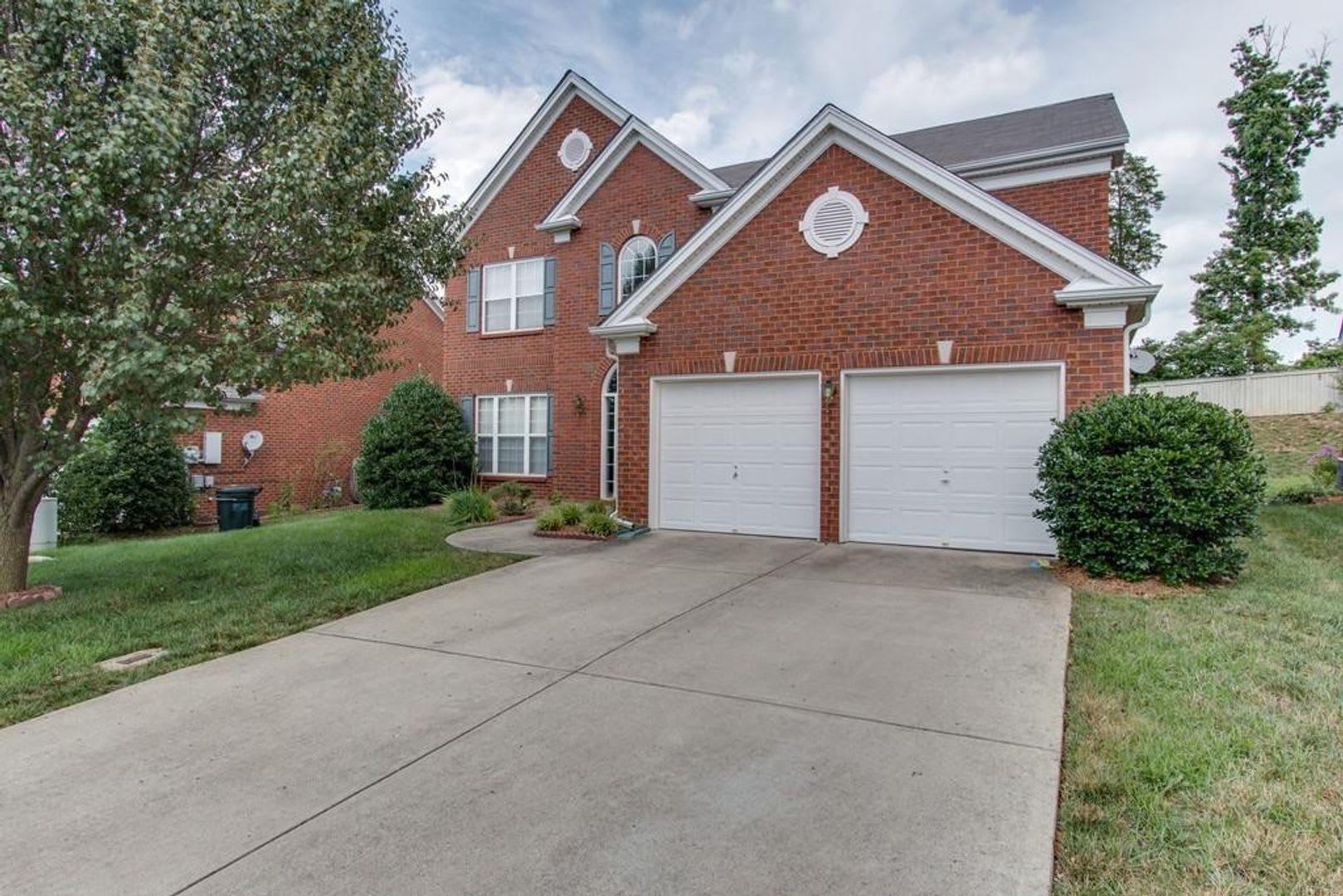 4Bed/2.5Bath in Brentwood, Lawn Care Included! – photo 1