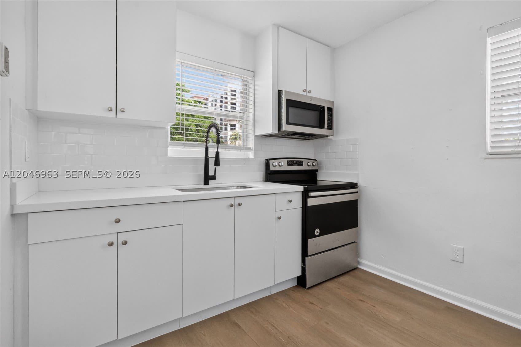 458 SW 9th St – photo 2