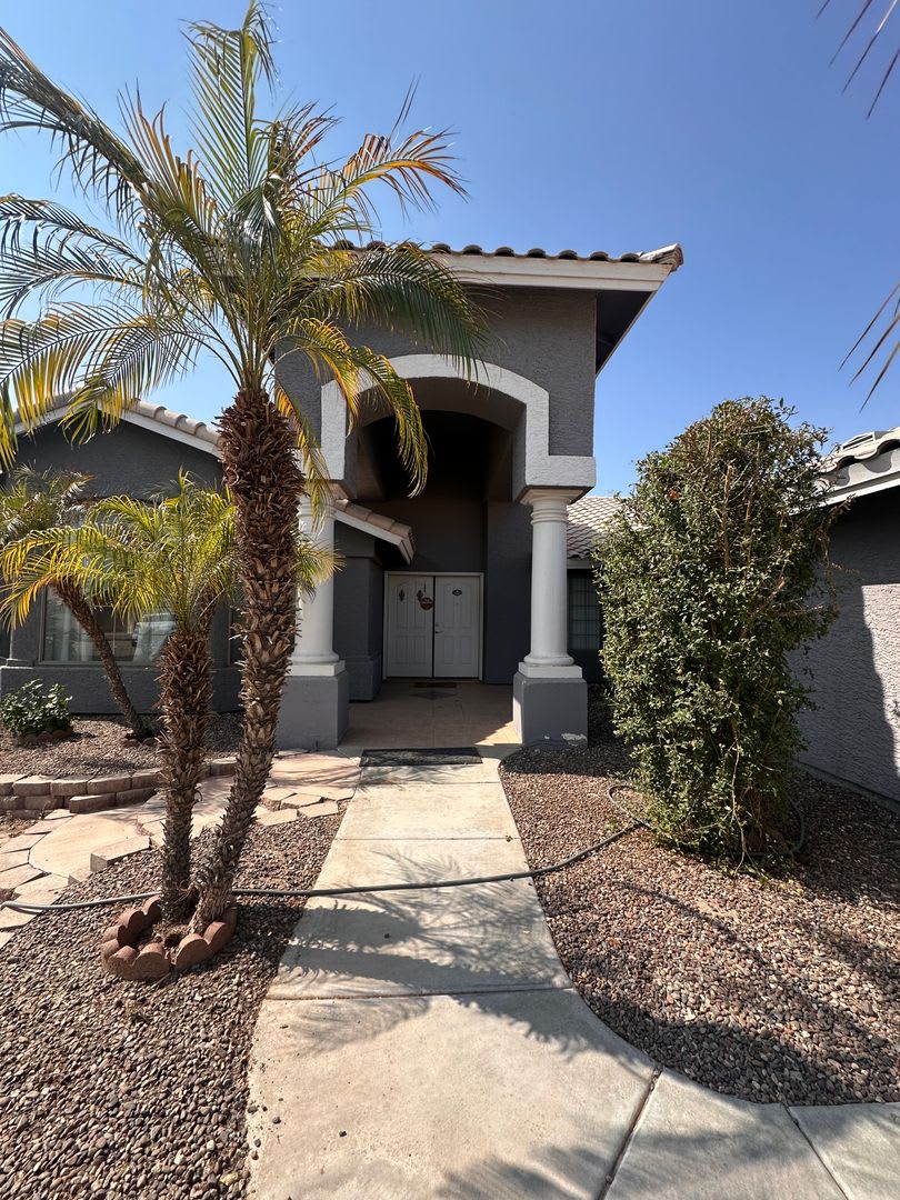 4 beds, 3 car garage and pool – photo 2