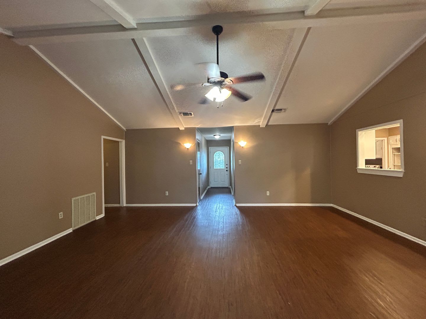 Live On The Hill Ceramic Tile Lvp No Carpet Washer Dryer Included Fireplace Fenced In Yard Nbisd – photo 5