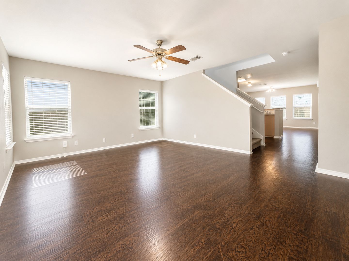 Beautiful 3 Bedroom Home with Loft – photo 2