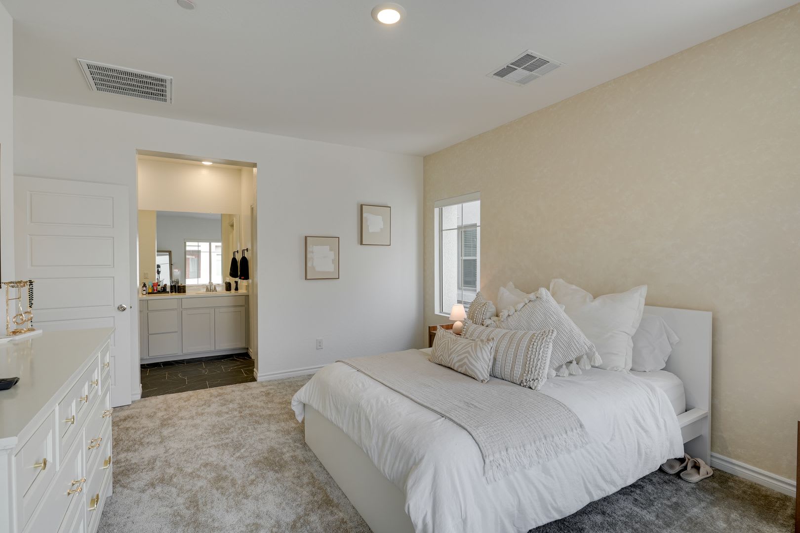 *MOVE IN SPECIAL* FULLY FURNISHED CONDO IN SUMMERLIN 89138! SHORT TERM! – photo 4