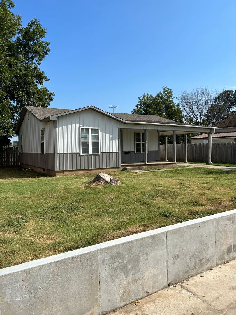 Completely Remodeled 3 Bedroom 1 Bath House New Privacy Fence – photo 2