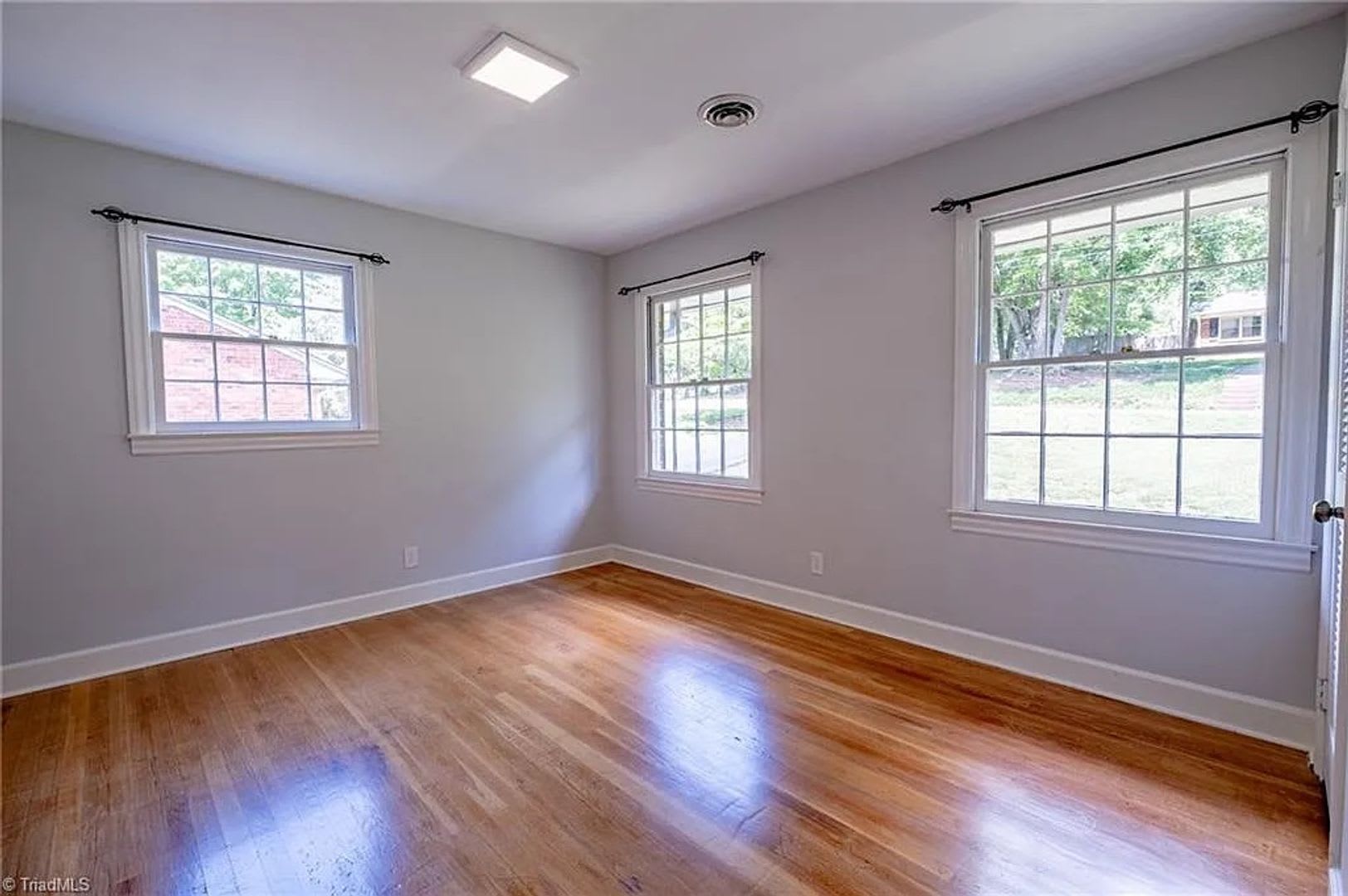 Room in 5 Bedroom Home at Kinnamon Rd – photo 5