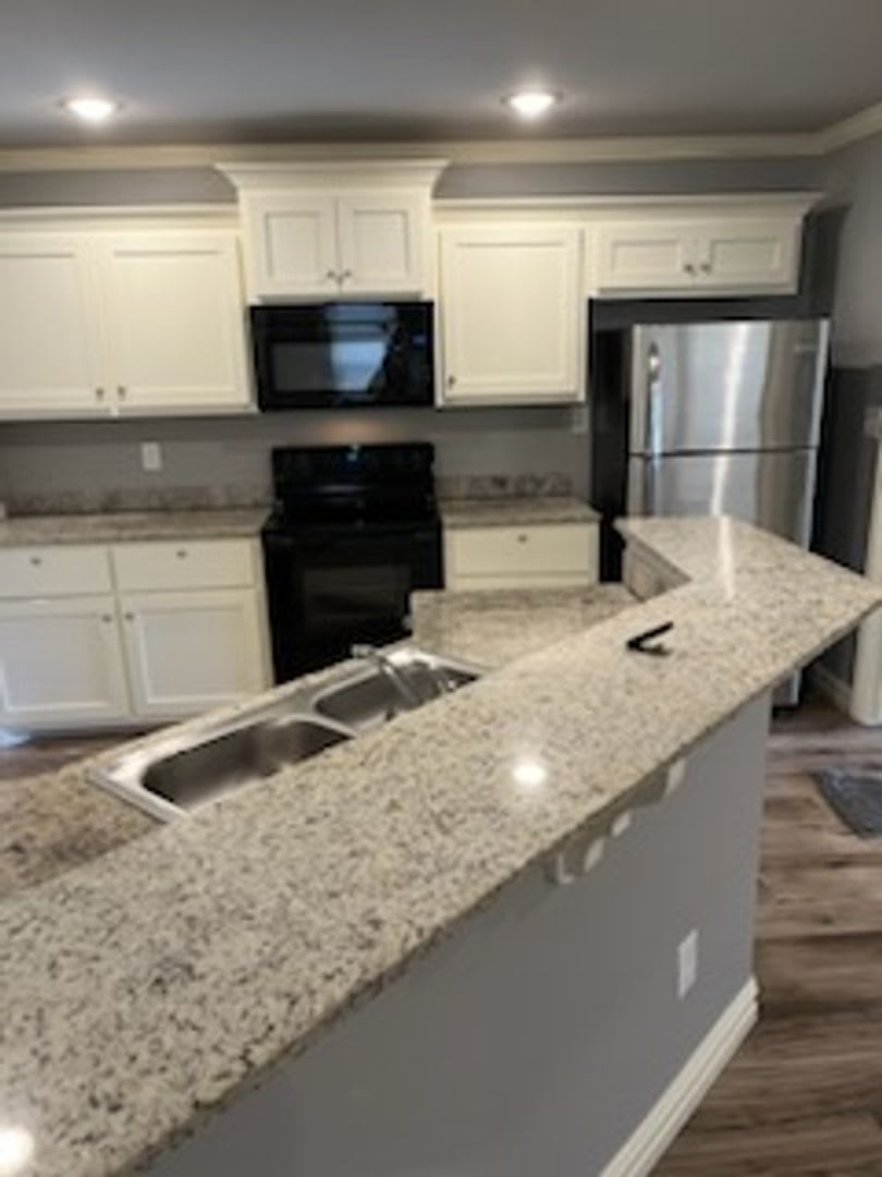 3 bedroom Duplex with move in special – photo 2