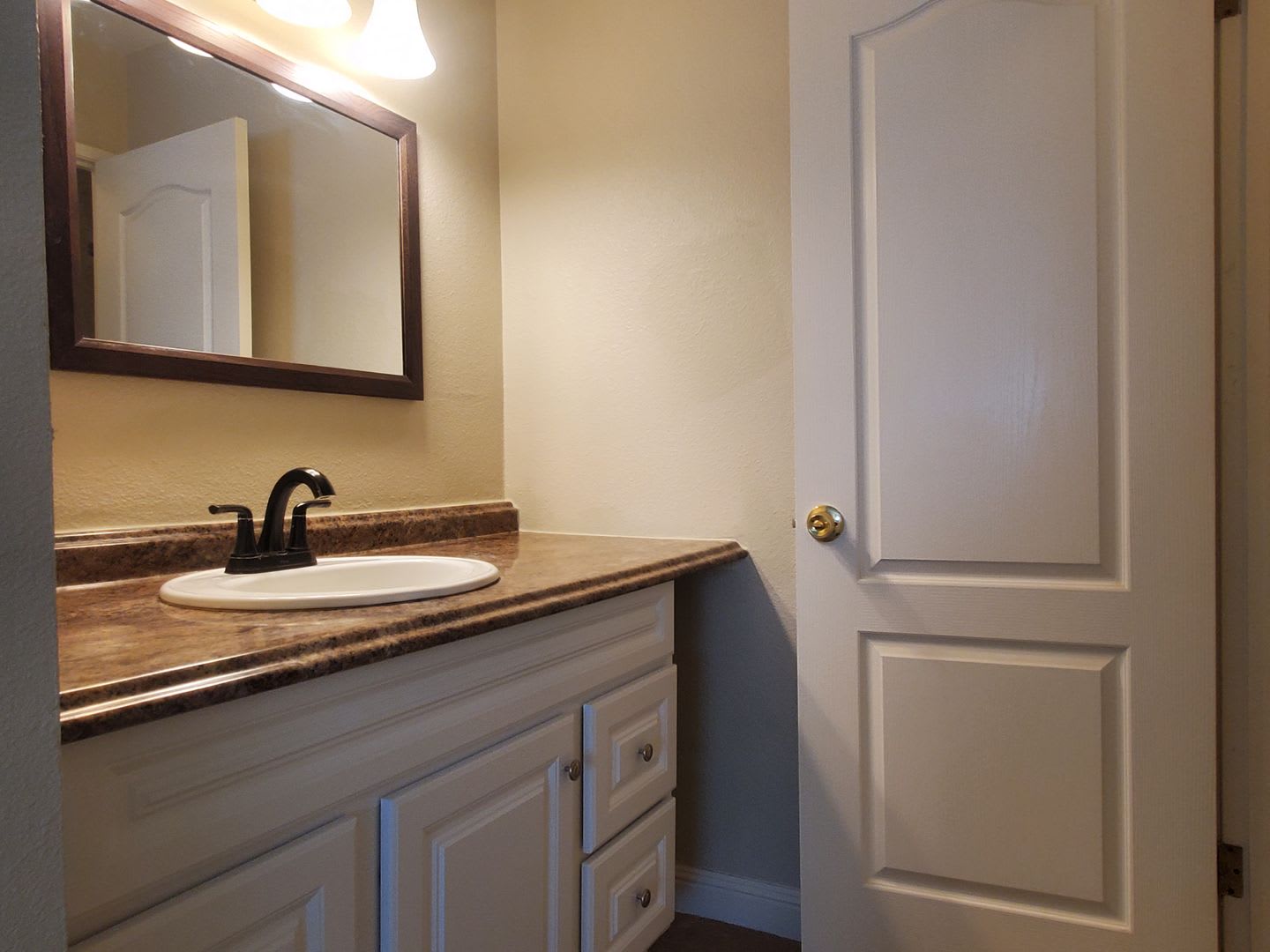 Spacious 2-Story Townhome, A/C, Remodeled Bathrooms, Fresh Paint, Patio, 2C Parking, Great Location! – photo 5