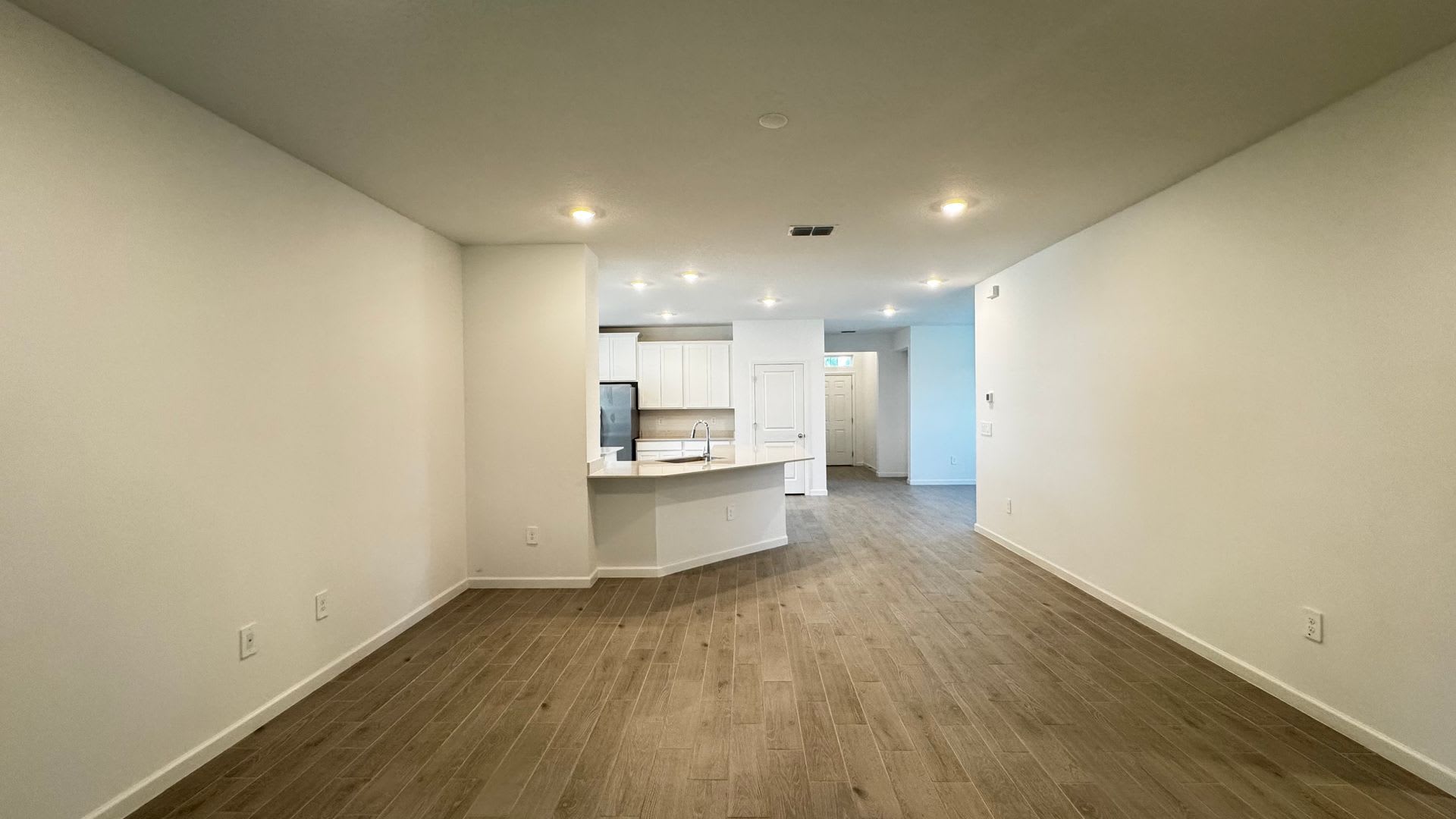Gorgeous Grand Park North 4/3 with Garage – photo 4