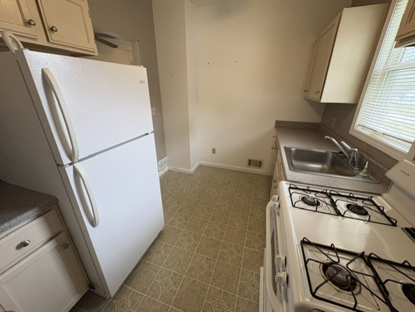 Affordable 1 Bedroom Home With Private Yard – photo 4