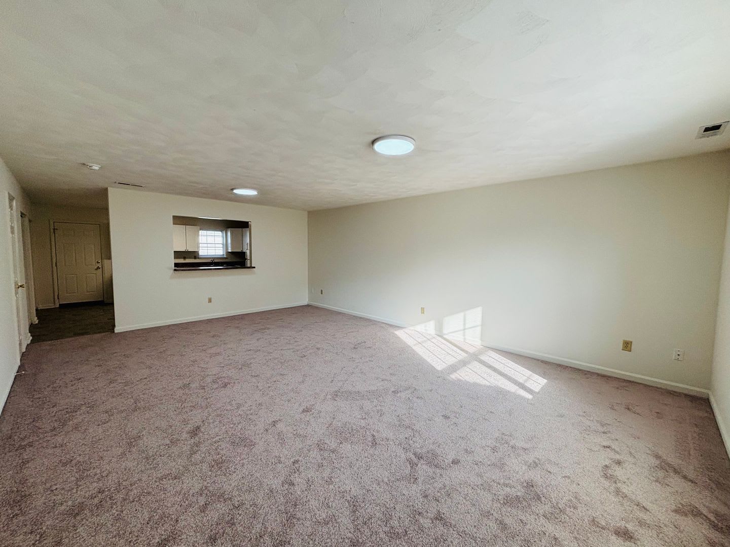 4 Bedroom, 2.5 Bath Townhouse – photo 3