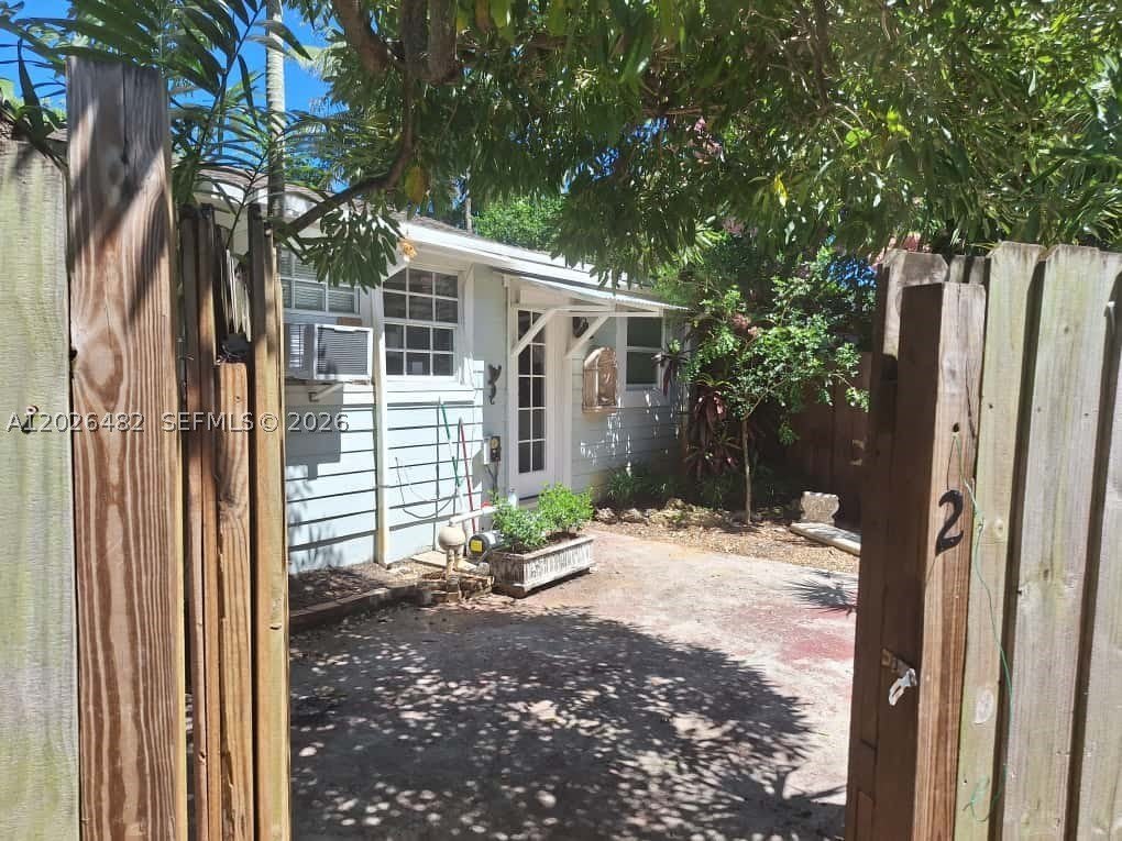 1121 NE 1st Ave – photo 1