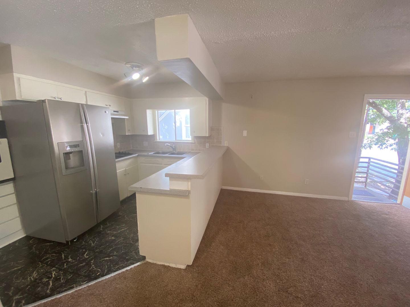 UT PRE-LEASE: West Campus 2 bed/1 bath fourplex unit, Walk to UT, entertainment, restaurants, and more. – photo 4