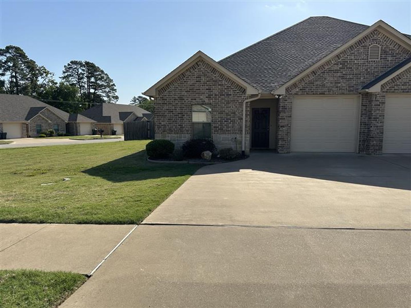 3923 Mobley Circle – photo 1