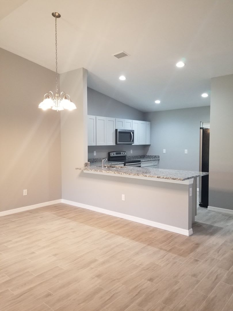 Spacious 3 Bedroom Home With Private Lanai Prime Location – photo 5