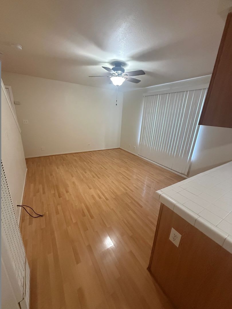Nice Unit in a Duplex. Private Enclosed Yard – photo 4