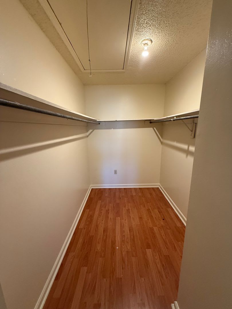 Beautiful And Spacious Townhome With Cathedral Ceilings Ready For You To Make It Home – photo 3