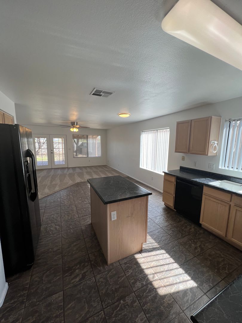 SPACE GALORE! 4 Bed/3 Bath w/Loft in Great Glendale Location – photo 5