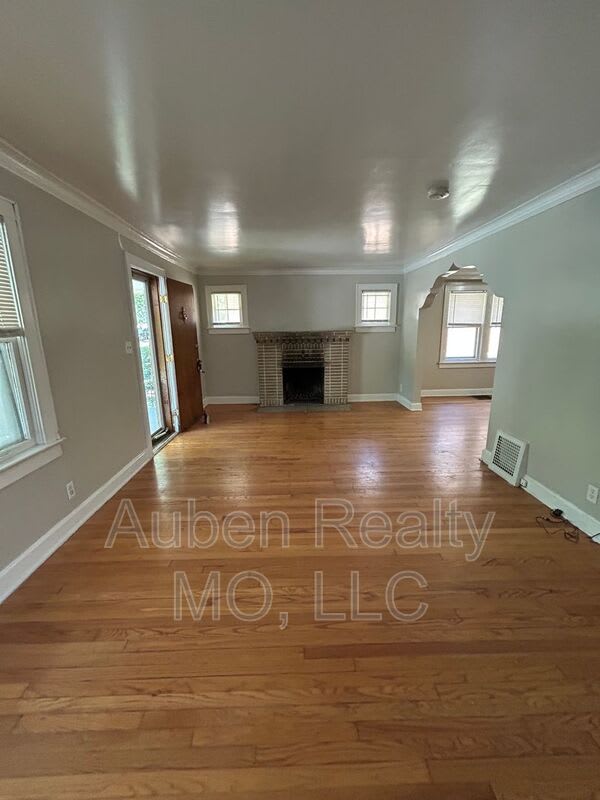 5345 Charlotte St. – photo 2