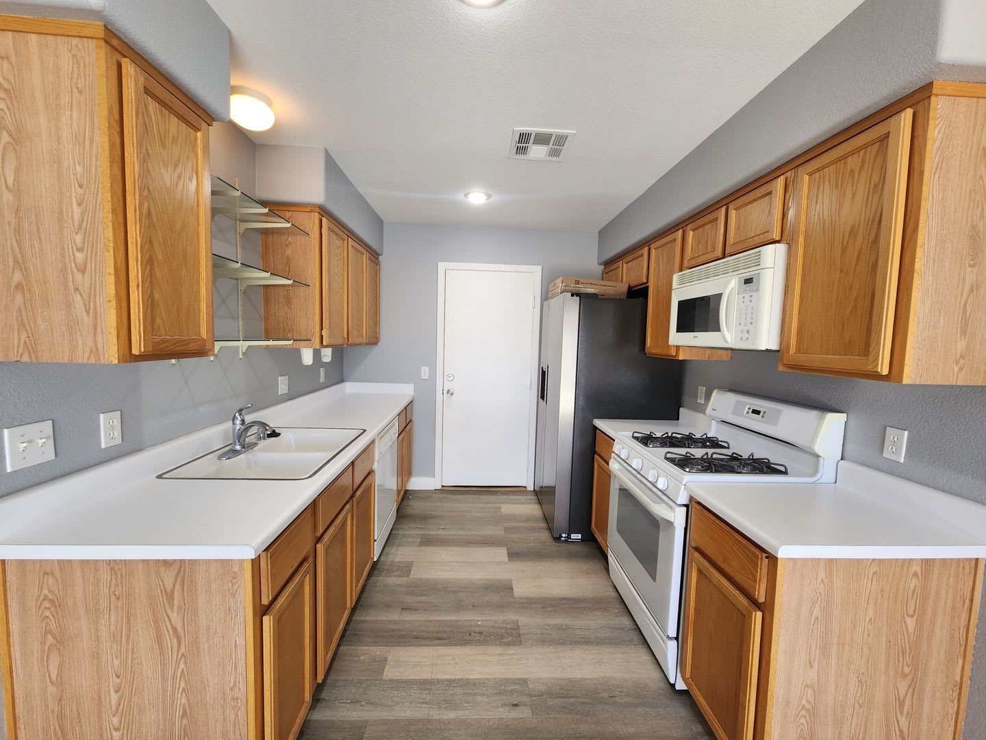 Henderson 3 Bed 2 5 Bath Townhome With Spacious Kitchen Private Backyard Large Primary Suite 2 Car Garage – photo 2