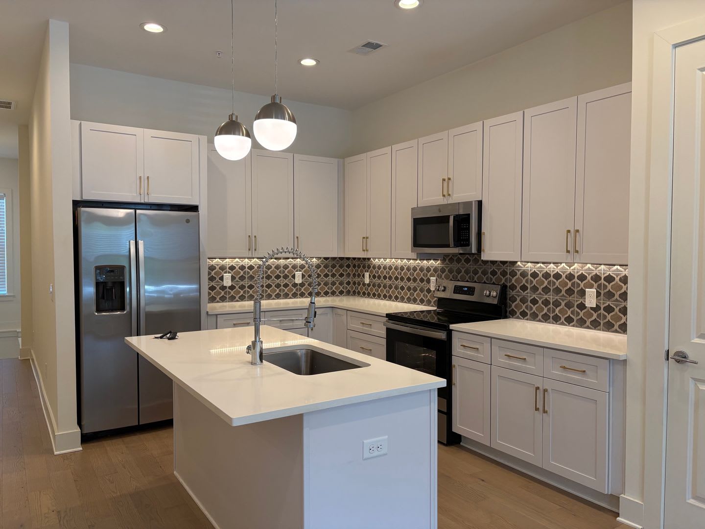 Beautiful 2/2.5 townhome near downtown Franklin available! – photo 3