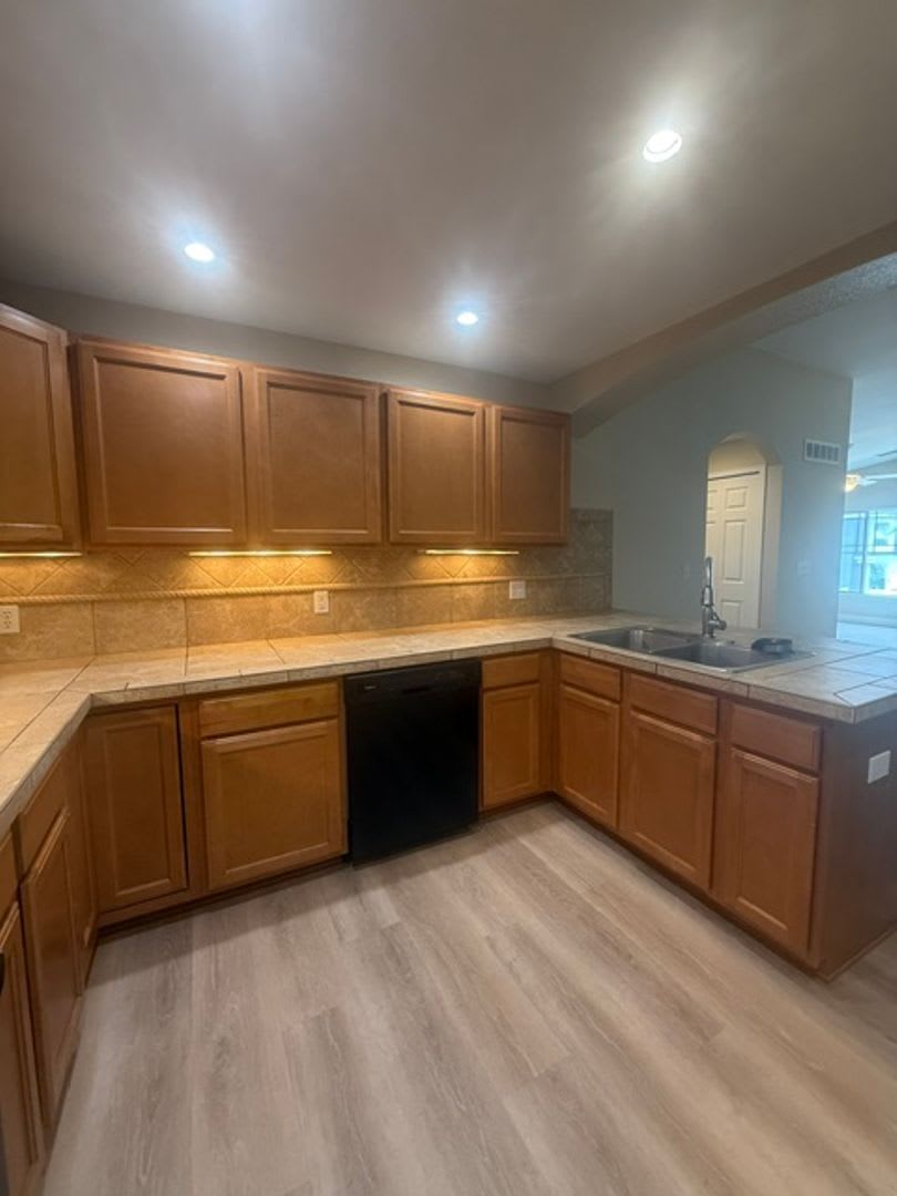 Beautiful spacious 3 bedroom, 2 bathroom condo in highly sought after Stonegate Park Guell – photo 4