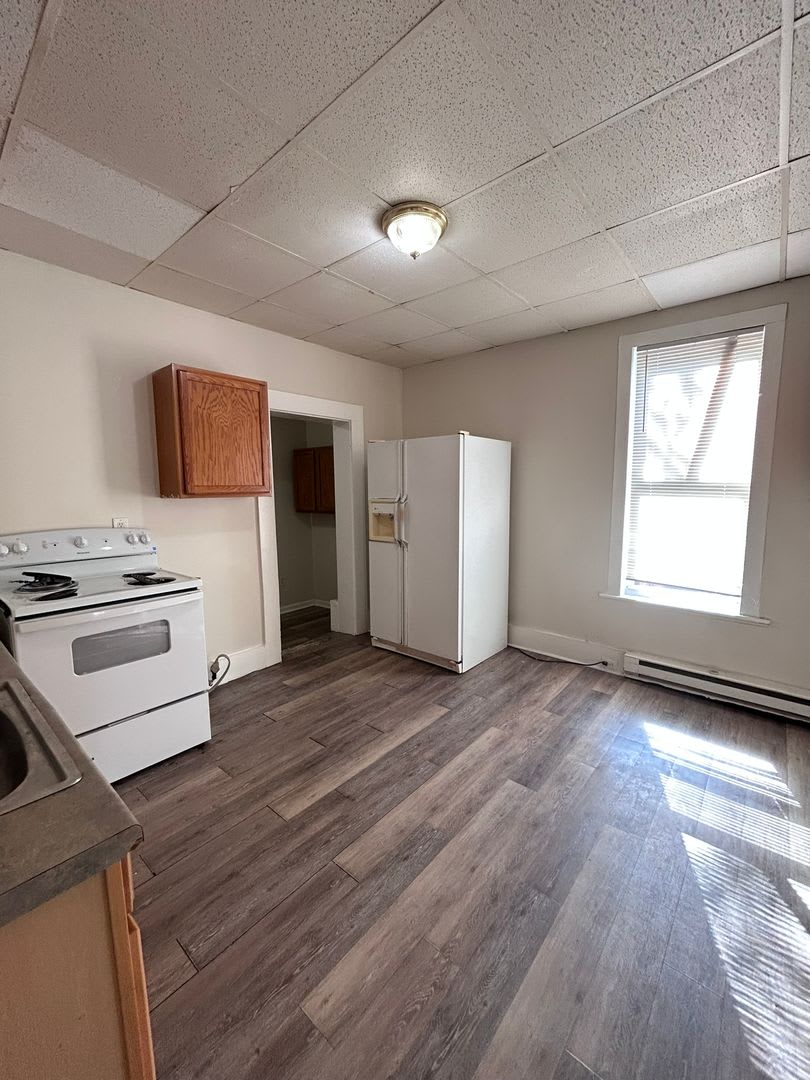3 bedroom, 1 bath, 2 story half double house – photo 3