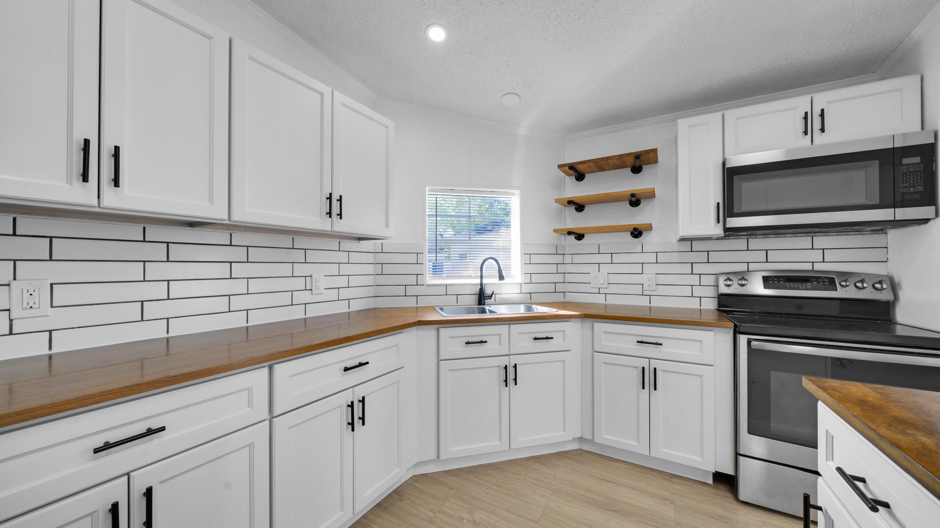 4905 NE 2nd Way – photo 4