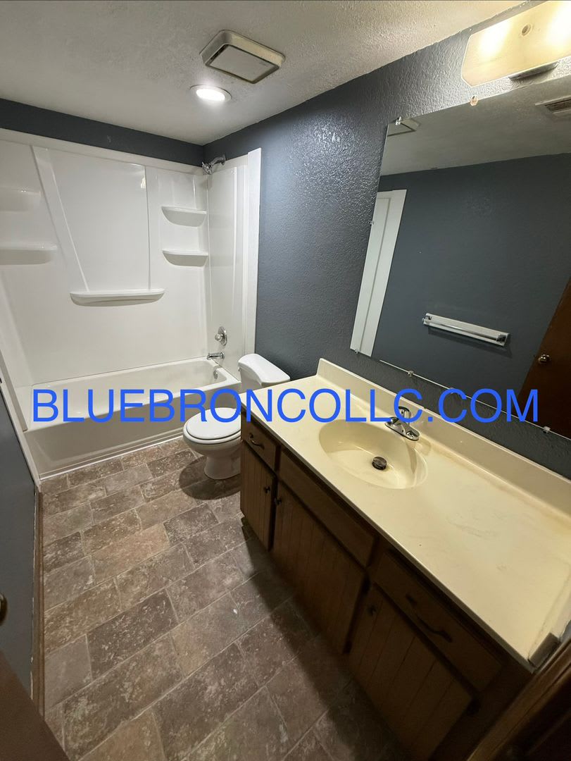 Spacious 1 bedroom second floor apartment for great price – photo 3