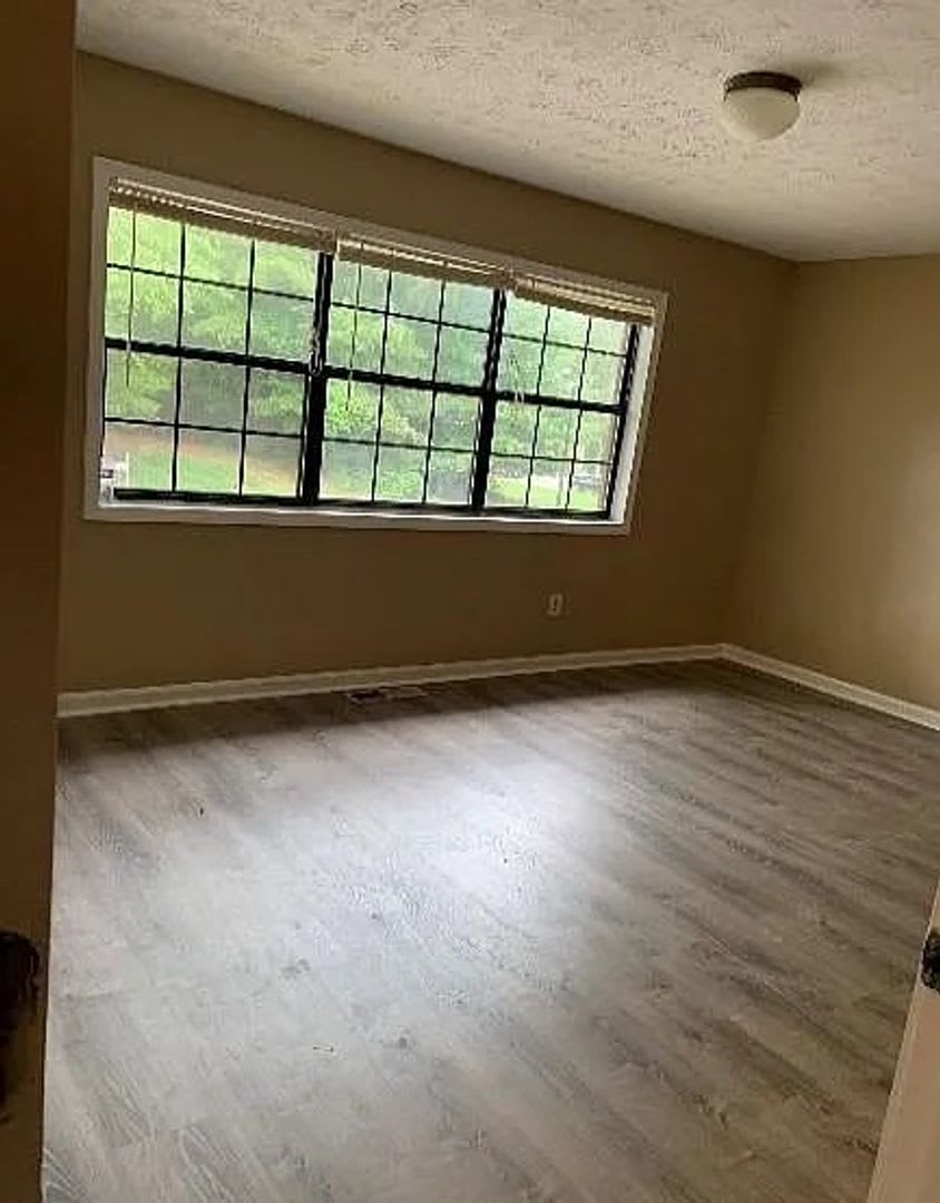 Room In 2 Bedroom Home At Patterson Cir – photo 3