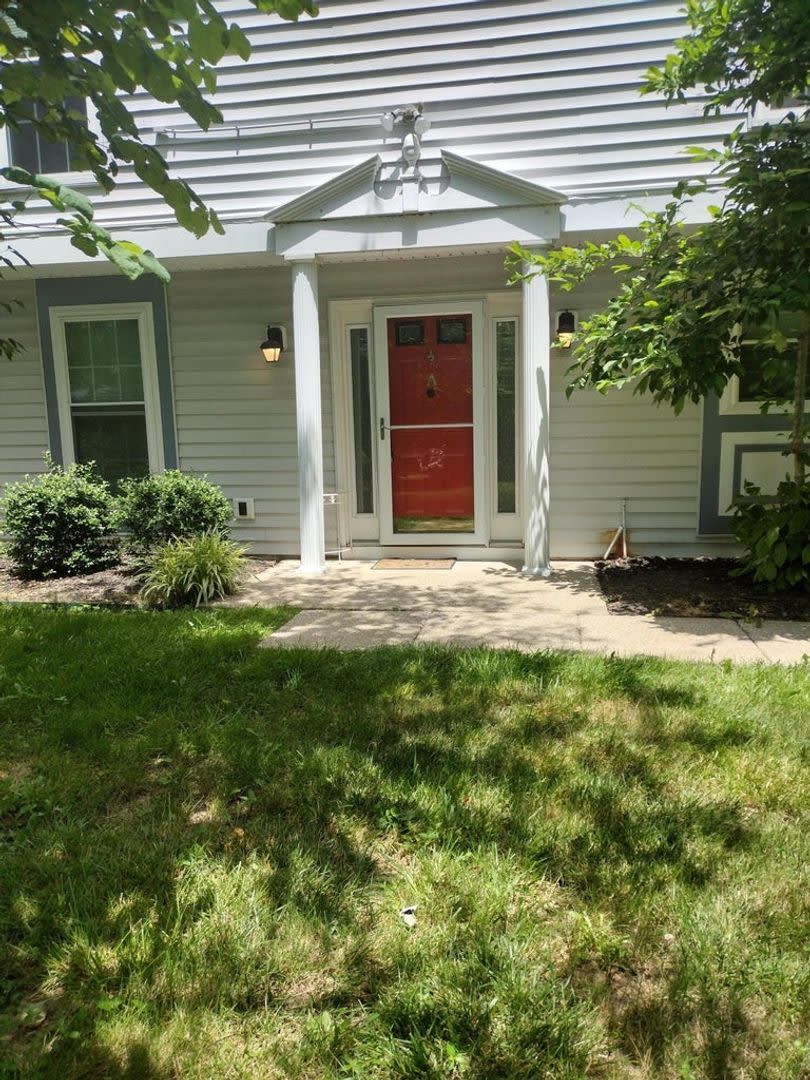 Spacious 3 bedroom townhome close to UK! – photo 1