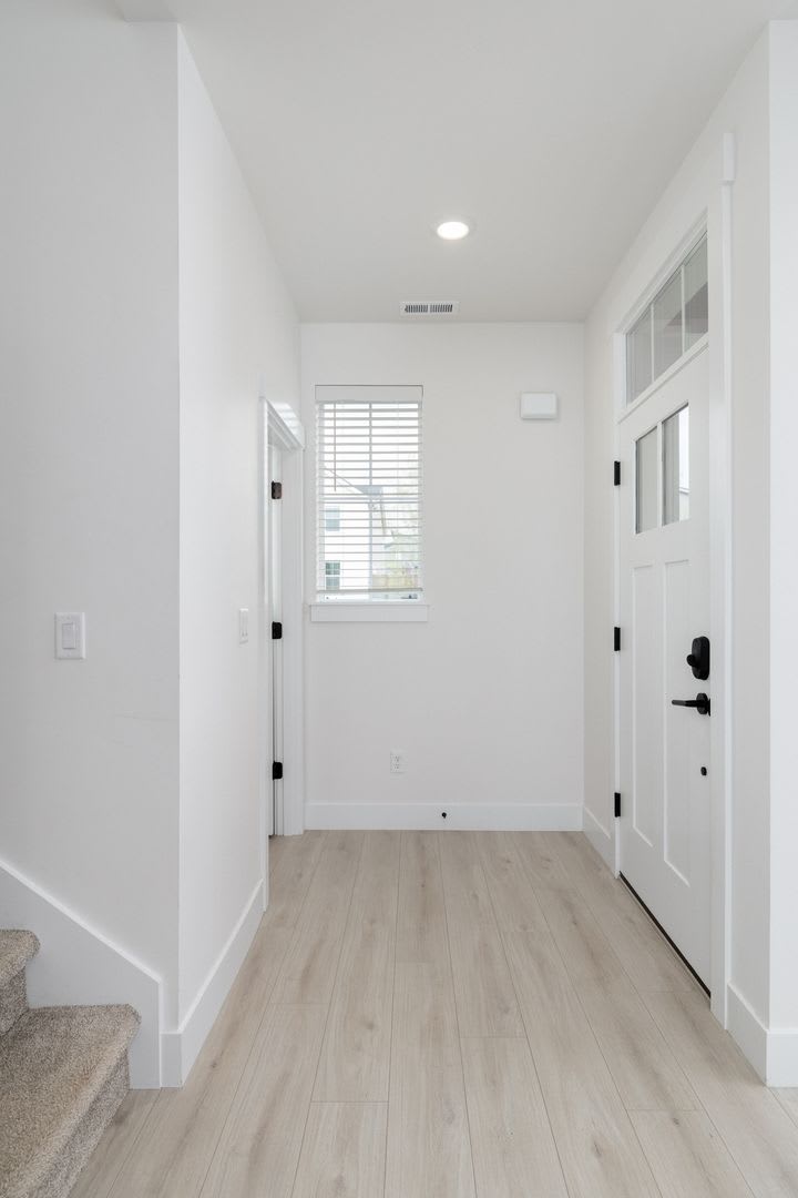 Modern 3 Bed 2.5 Bath Townhome with Resort-Style Amenities. Rent Credit & Pets OK! – photo 5