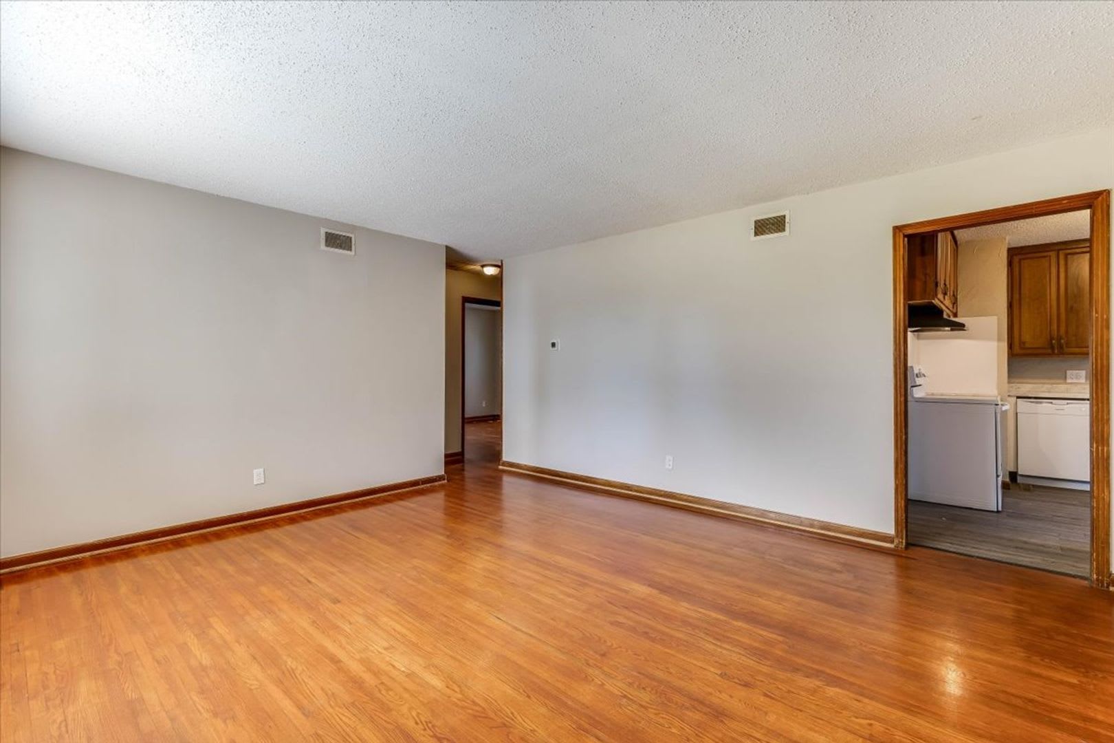 Spacious 4 Bedroom House Near 31St Seneca – photo 5
