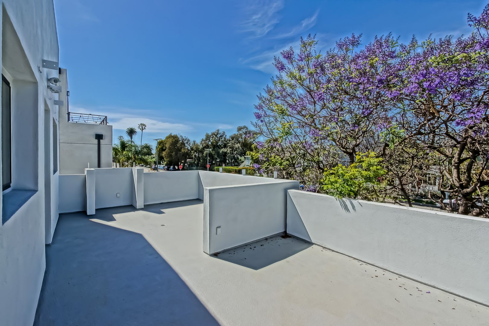 Modern Bright Top Floor 4Br3Ba House Like Apartment W Open Floor Plan 3 Decks For Indoor Outdoor Living 2 Car Garage Just Blocks To Abbot Kinney Park Mins To Canals Beach – photo 2