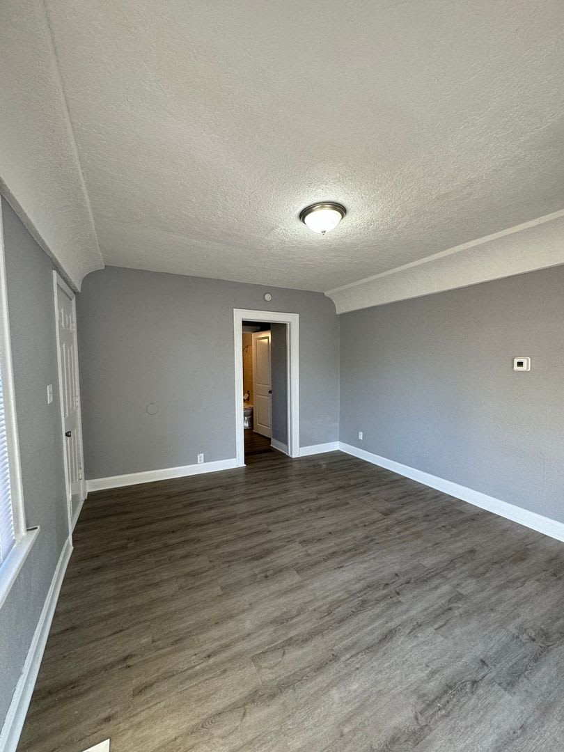 Cozy 2-Bedroom Duplex Minutes from Independence Square – photo 3