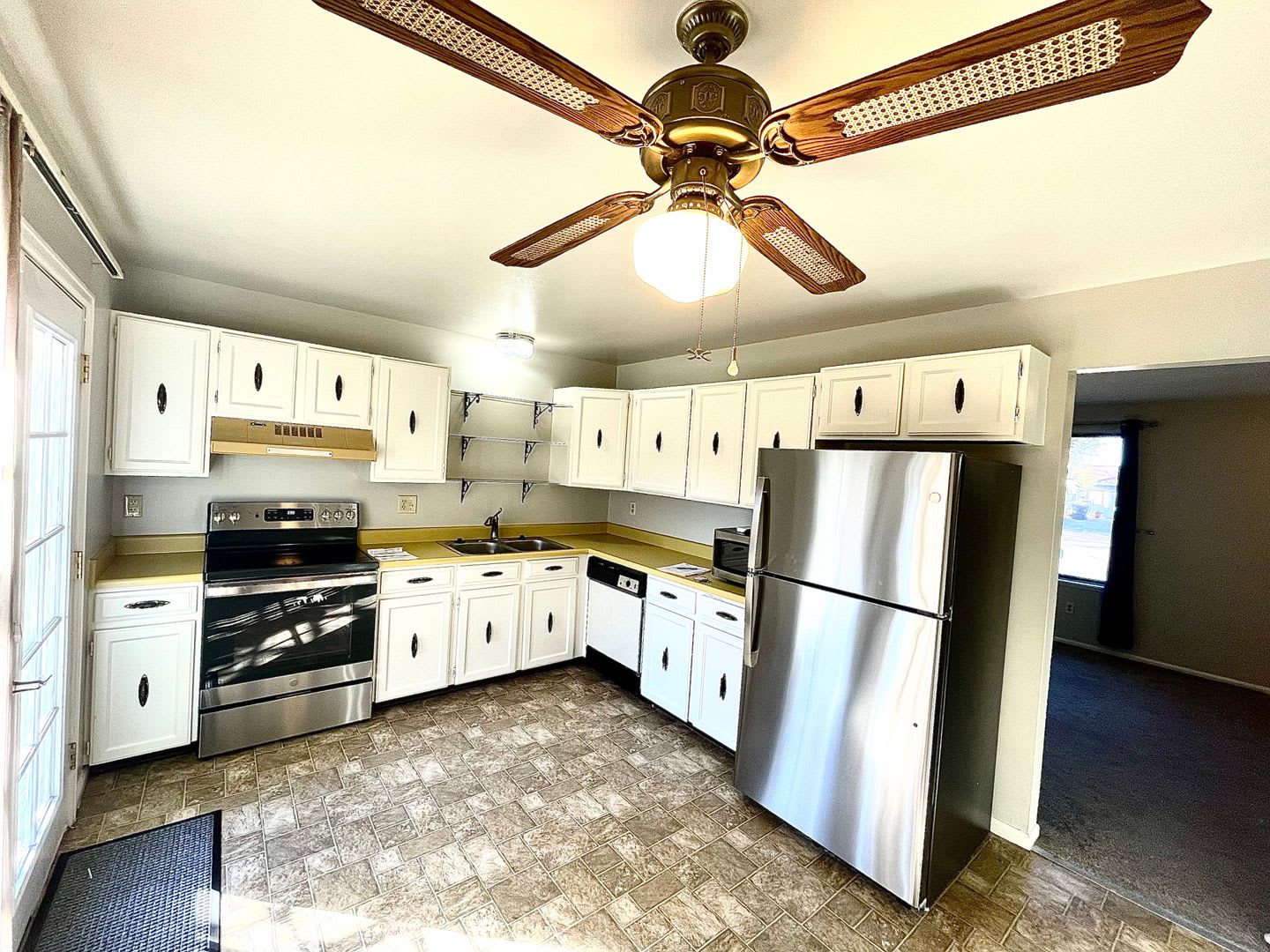 Beautifully updated 3 bedroom 2 bath home in Greeley! – photo 5